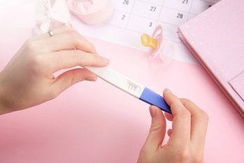 Trễ kinh 1 tháng thử que 2 vạch: Cần làm gì?